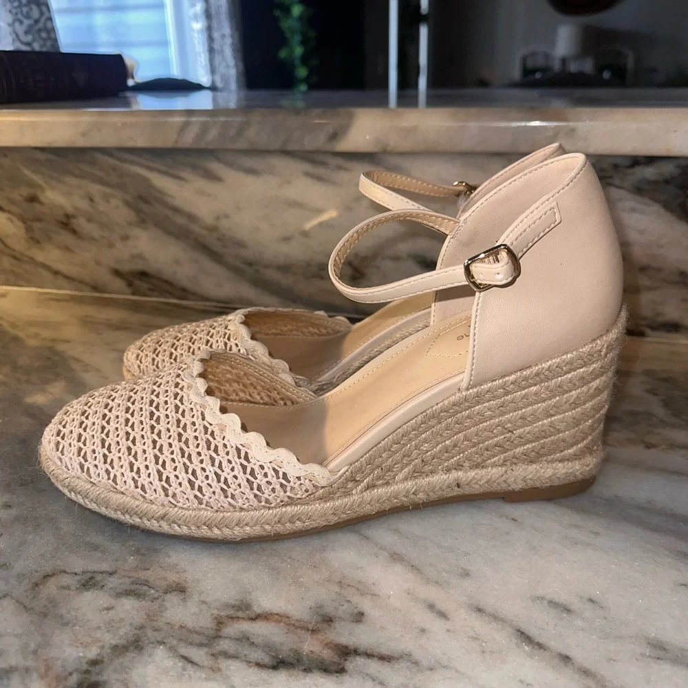 Liz Claiborne Size 11 Women's Cream Espadrille Wedge Sandals with Ankle Strap